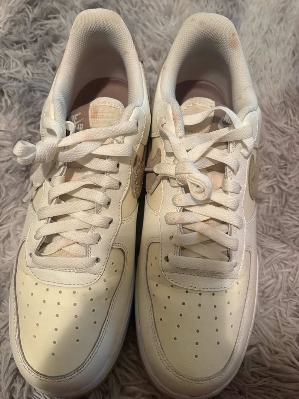 Nike Low-Top Sneakers in Cream/White